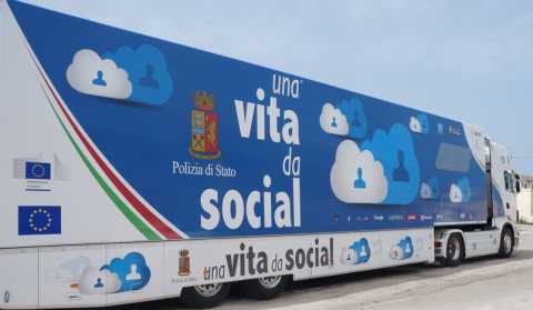 A Bari ''Una vita da social'': il truck della Polizia contro cyberbullismo e sextortion